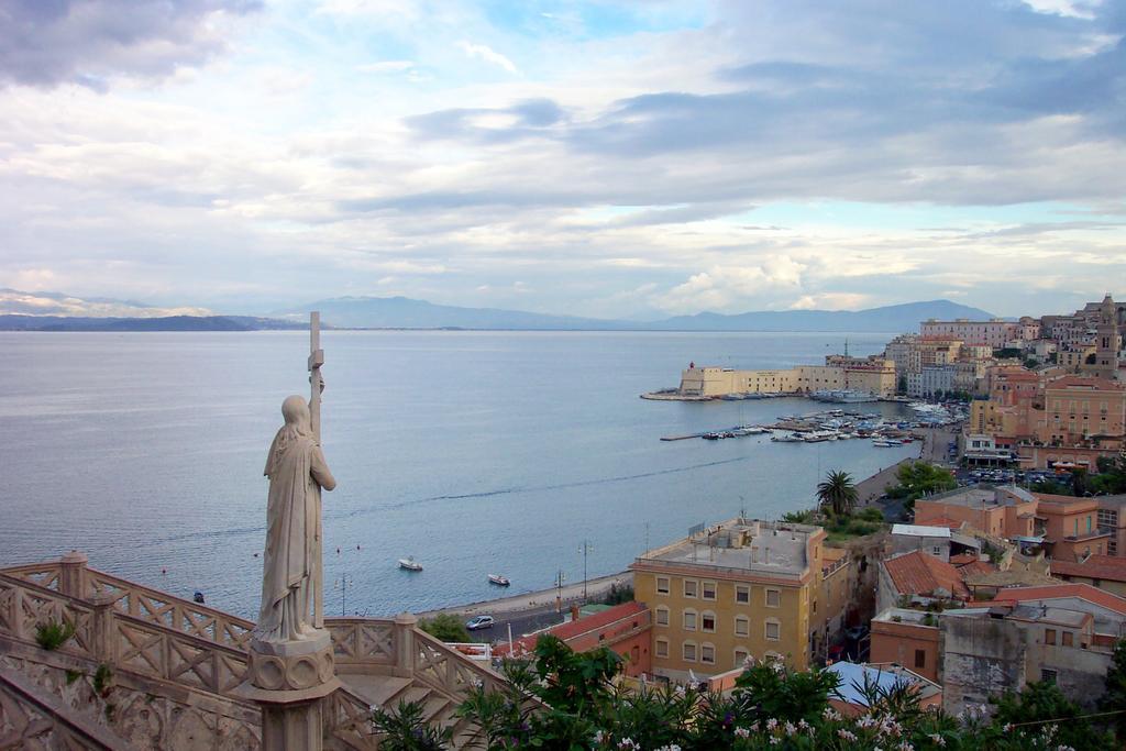 Апартаменты Cento Passi Dal Mare Гаэта Экстерьер фото